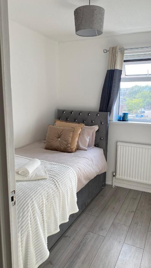 Bv Luxury Spacious 3 Bedroom House At Isaac Close Manchester Exteriér fotografie